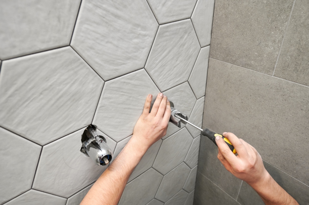 Hand adjusting shower fixture